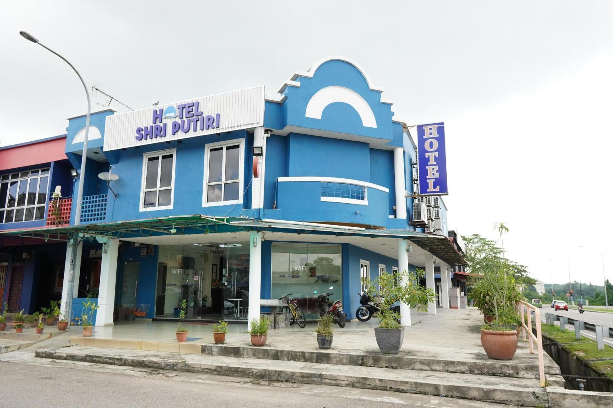 Hotel Shri Putiri Pasir Gudang Buitenkant foto